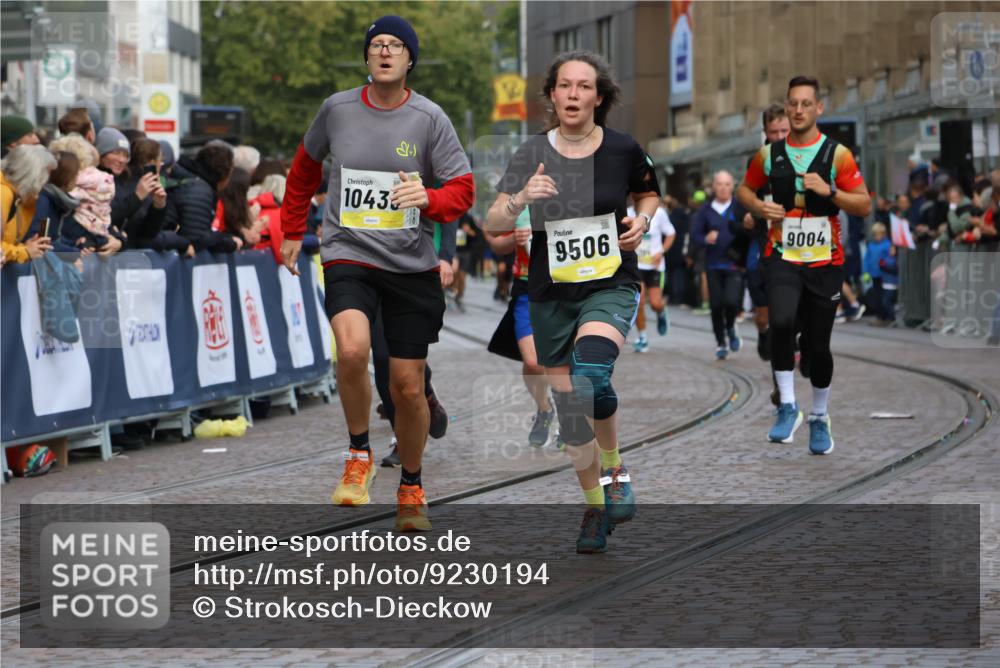 05.10.2025 - 20. swb-Marathon Bremen Strokosch-Dieckow http://msf.ph/oto/9230194 05.10.2025 10:51:45 Ziel 9004, 9259, 9506, 10436, 10968, 11361, 11689, 11696 meine-sportfotos.de