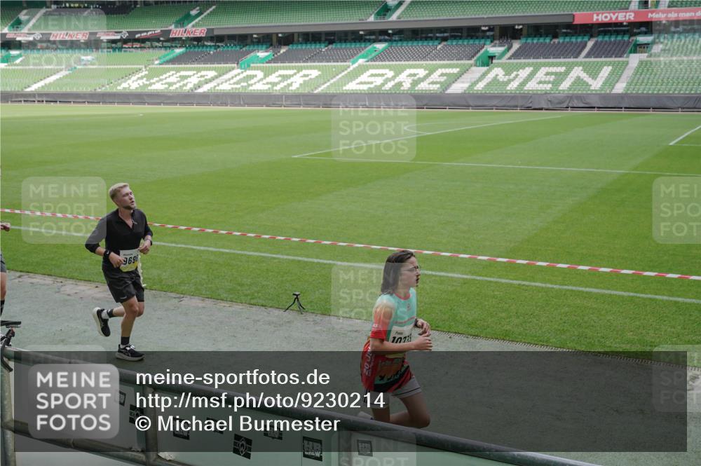 05.10.2025 - 20. swb-Marathon Bremen Michael Burmester http://msf.ph/oto/9230214 05.10.2025 10:29:16 Laufen im Stadion 8787, 9218, 9404, 9428, 9478, 9555, 9556, 9626, 9627, 9630, 9641, 9674, 9689, 9693, 9696, 9729, 9810, 9924, 9929, 9958, 9969, 9986, 10062, 10073, 10089, 10131, 10381, 10400, 10601, 10685, 10715, 10723, 10733, 10799, 10868, 10877, 10888, 10929, 10951, 11005, 11022, 11057, 11119, 11187, 11288, 11292, 11573, 11637, 9216, 9293, 9298, 9366, 9377, 9406, 9562, 9665, 9706, 9955, 10047, 10109, 10266, 10268, 10303, 10519, 10875, 10931 meine-sportfotos.de
