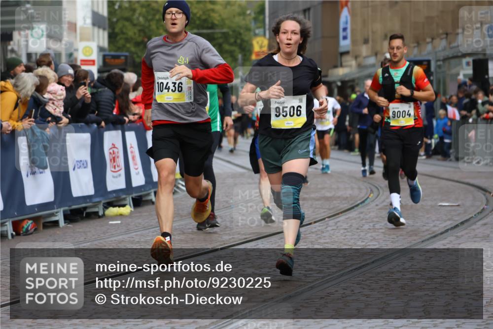 05.10.2025 - 20. swb-Marathon Bremen Strokosch-Dieckow http://msf.ph/oto/9230225 05.10.2025 10:51:45 Ziel 9004, 9259, 9506, 10436, 10968, 11361, 11689, 11696 meine-sportfotos.de