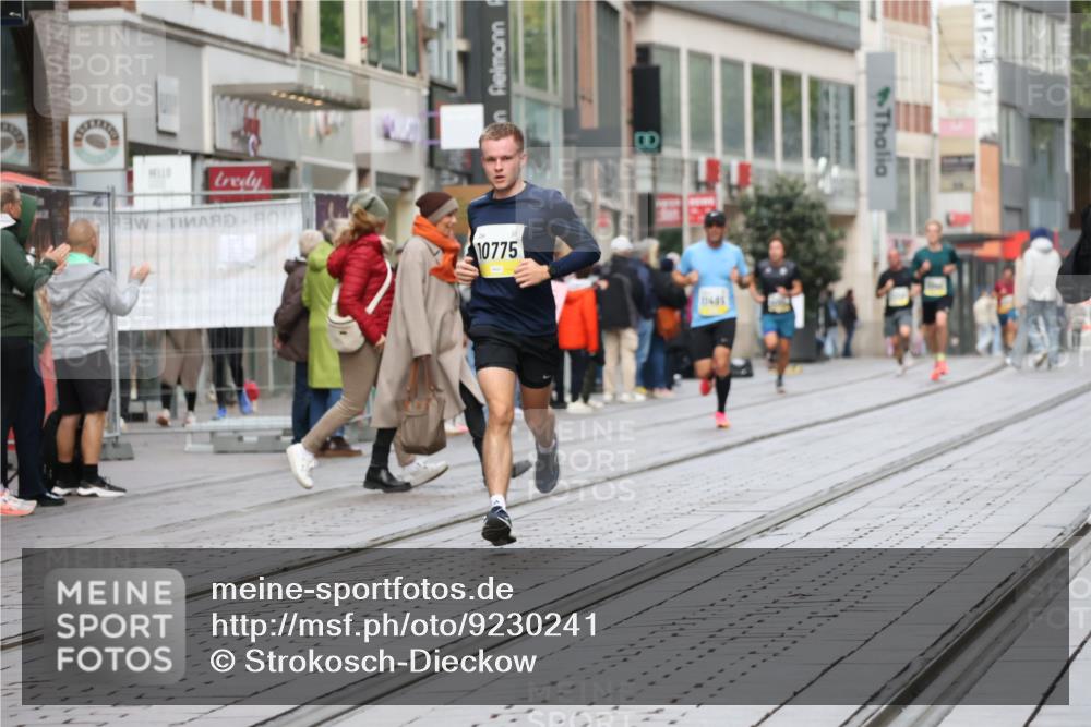 05.10.2025 - 20. swb-Marathon Bremen Strokosch-Dieckow http://msf.ph/oto/9230241 05.10.2025 10:37:34 Ziel 9755, 10347, 10501, 10775, 11176, 11328, 11465, 9755, 10347, 10501, 10775, 11176, 11328, 11465 meine-sportfotos.de