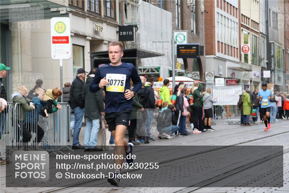 05.10.2025 - 20. swb-Marathon Bremen Strokosch-Dieckow http://msf.ph/oto/9230255 05.10.2025 10:37:37 Ziel 9755, 10501, 10775, 11176, 11328, 11465, 9755, 10501, 10775, 11176, 11328, 11465 meine-sportfotos.de