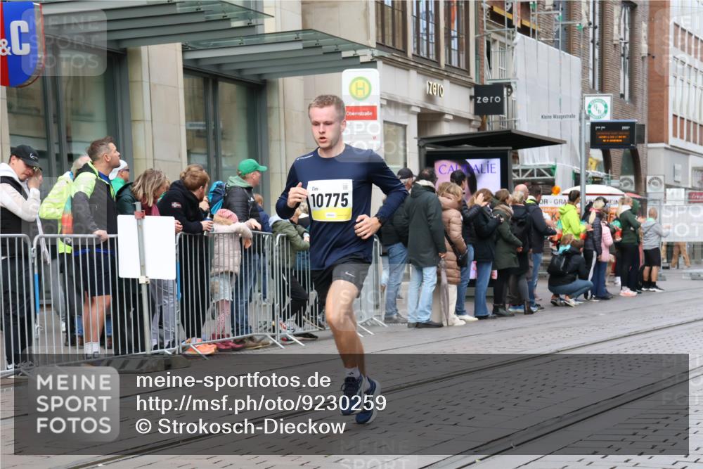 05.10.2025 - 20. swb-Marathon Bremen Strokosch-Dieckow http://msf.ph/oto/9230259 05.10.2025 10:37:38 Ziel 9755, 10775, 11328, 11465, 9755, 10775, 11328, 11465 meine-sportfotos.de