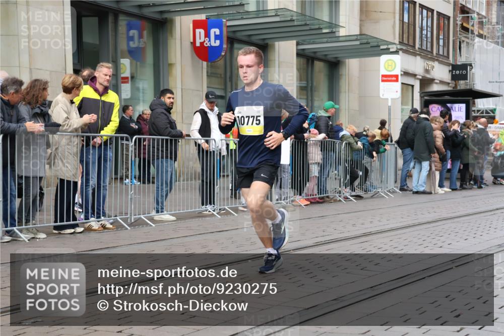 05.10.2025 - 20. swb-Marathon Bremen Strokosch-Dieckow http://msf.ph/oto/9230275 05.10.2025 10:37:39 Ziel 9755, 10775, 11328, 11465, 9755, 10775, 11328, 11465 meine-sportfotos.de
