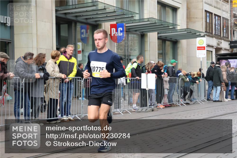 05.10.2025 - 20. swb-Marathon Bremen Strokosch-Dieckow http://msf.ph/oto/9230284 05.10.2025 10:37:39 Ziel 9755, 10775, 11328, 11465, 9755, 10775, 11328, 11465 meine-sportfotos.de