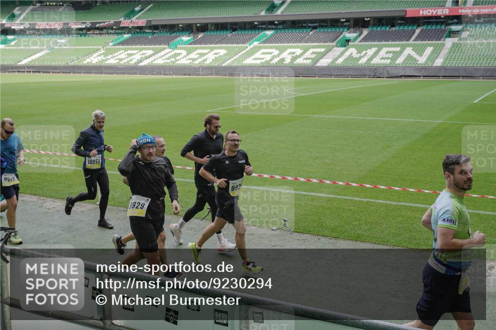05.10.2025 - 20. swb-Marathon Bremen Michael Burmester http://msf.ph/oto/9230294 05.10.2025 10:29:22 Laufen im Stadion 8787, 9218, 9233, 9385, 9428, 9437, 9478, 9555, 9556, 9583, 9626, 9627, 9630, 9641, 9674, 9689, 9693, 9696, 9704, 9729, 9761, 9889, 9924, 9929, 9958, 9969, 9986, 10062, 10073, 10089, 10381, 10400, 10601, 10685, 10715, 10723, 10733, 10799, 10868, 10877, 10888, 10929, 10951, 10968, 11005, 11022, 11057, 11119, 11187, 11208, 11288, 11292, 11573, 11637, 9298, 9404, 9406, 9562, 9665, 9706, 9955, 10109, 10266, 10268, 10303, 10519, 10875, 10931 meine-sportfotos.de