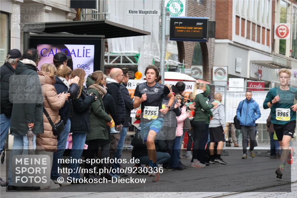 05.10.2025 - 20. swb-Marathon Bremen Strokosch-Dieckow http://msf.ph/oto/9230336 05.10.2025 10:37:46 Ziel 9755, 11328, 11465, 9755, 11328, 11465 meine-sportfotos.de