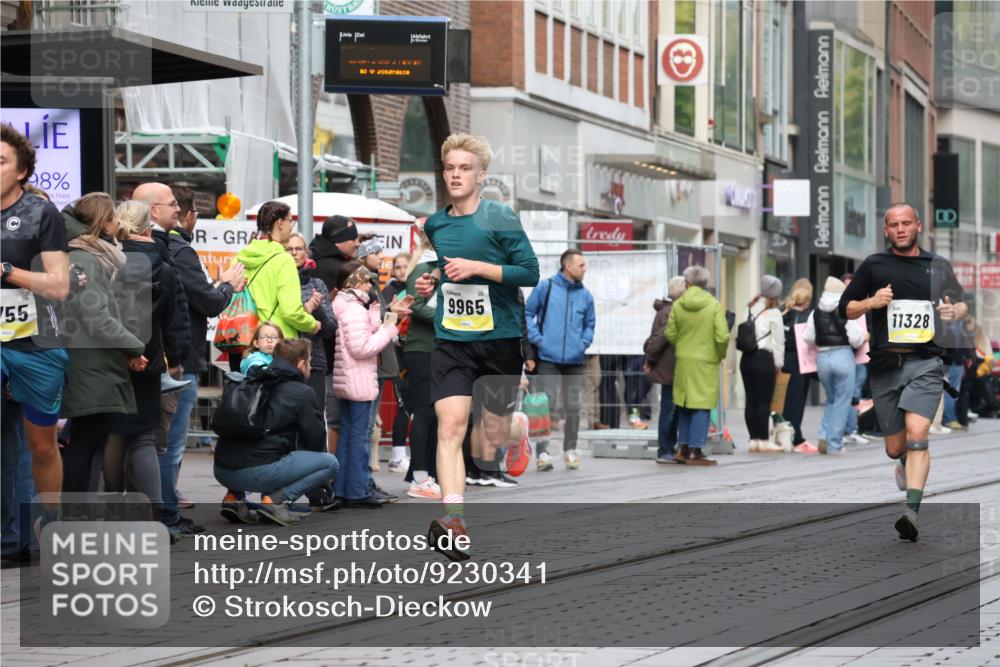05.10.2025 - 20. swb-Marathon Bremen Strokosch-Dieckow http://msf.ph/oto/9230341 05.10.2025 10:37:47 Ziel 9755, 11328, 11465, 9755, 11328, 11465 meine-sportfotos.de