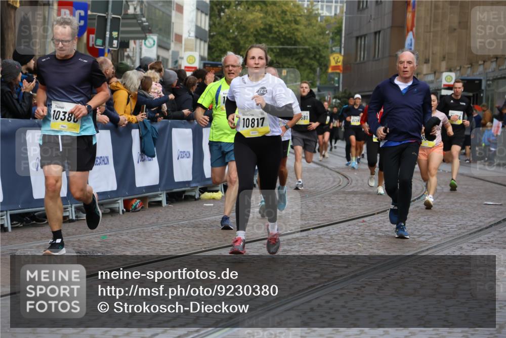 05.10.2025 - 20. swb-Marathon Bremen Strokosch-Dieckow http://msf.ph/oto/9230380 05.10.2025 10:51:54 Ziel 9683, 10380, 10581, 10625, 10817, 11080, 11136, 11325, 11394 meine-sportfotos.de