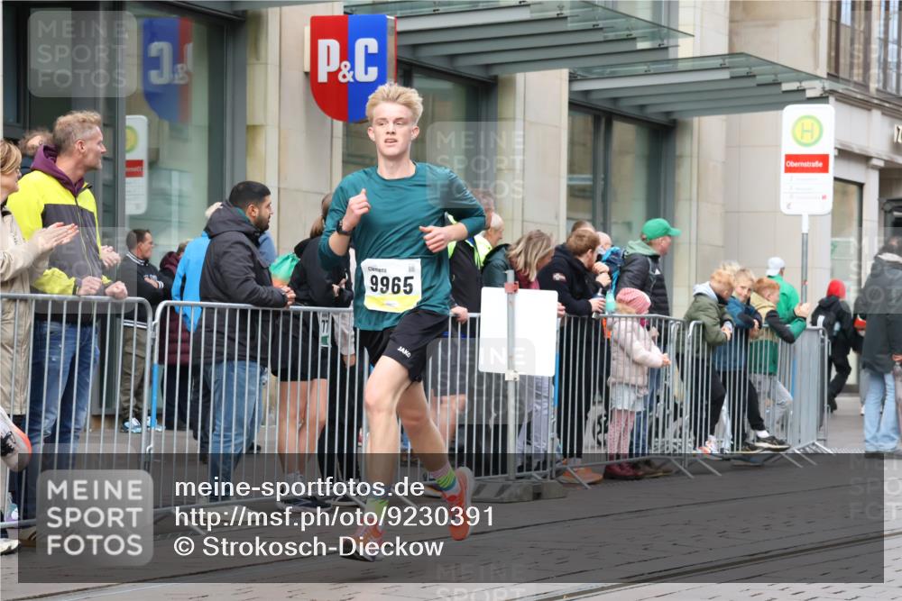 05.10.2025 - 20. swb-Marathon Bremen Strokosch-Dieckow http://msf.ph/oto/9230391 05.10.2025 10:37:50 Ziel 9755, 9809, 11328, 11465, 9755, 9809, 11328, 11465 meine-sportfotos.de