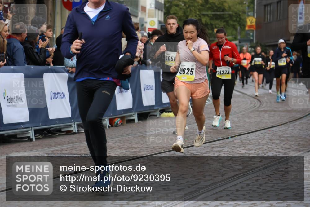 05.10.2025 - 20. swb-Marathon Bremen Strokosch-Dieckow http://msf.ph/oto/9230395 05.10.2025 10:51:58 Ziel 9683, 9939, 10380, 10581, 10625, 10817, 10977, 11136, 11273, 11325, 11394 meine-sportfotos.de