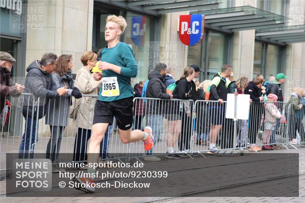 05.10.2025 - 20. swb-Marathon Bremen Strokosch-Dieckow http://msf.ph/oto/9230399 05.10.2025 10:37:50 Ziel 9755, 9809, 11328, 11465, 9755, 9809, 11328, 11465 meine-sportfotos.de