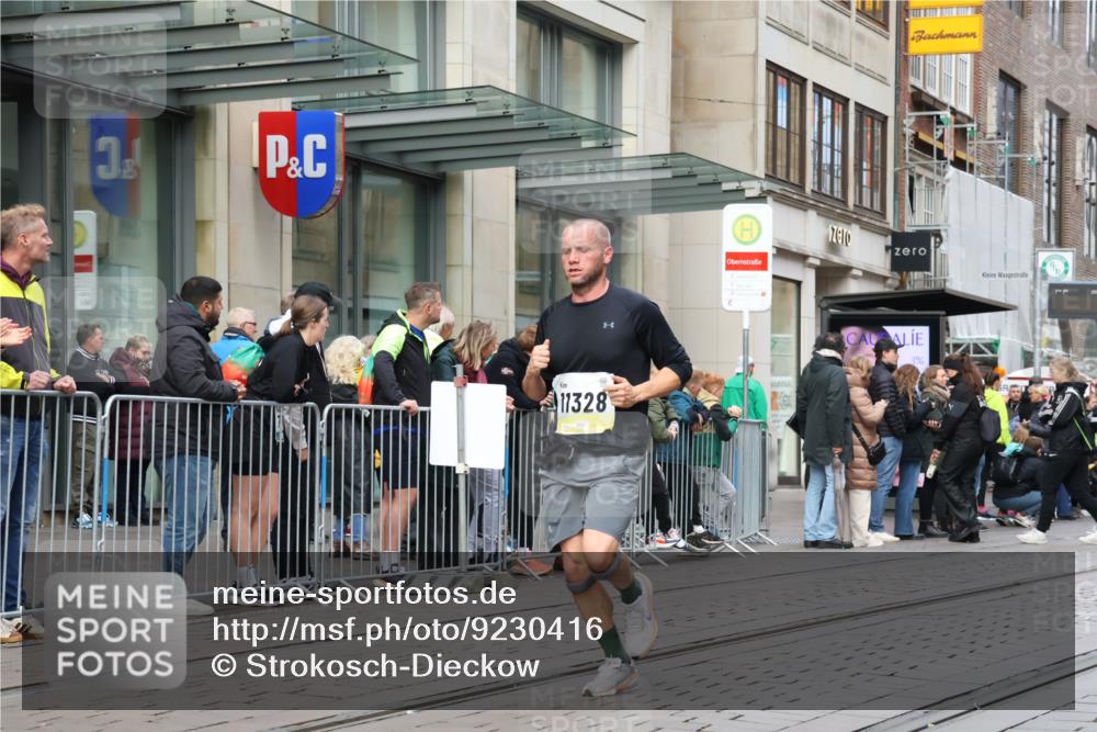 05.10.2025 - 20. swb-Marathon Bremen Strokosch-Dieckow http://msf.ph/oto/9230416 05.10.2025 10:37:51 Ziel 9755, 9809, 11328, 11430, 9755, 9809, 11328, 11430 meine-sportfotos.de