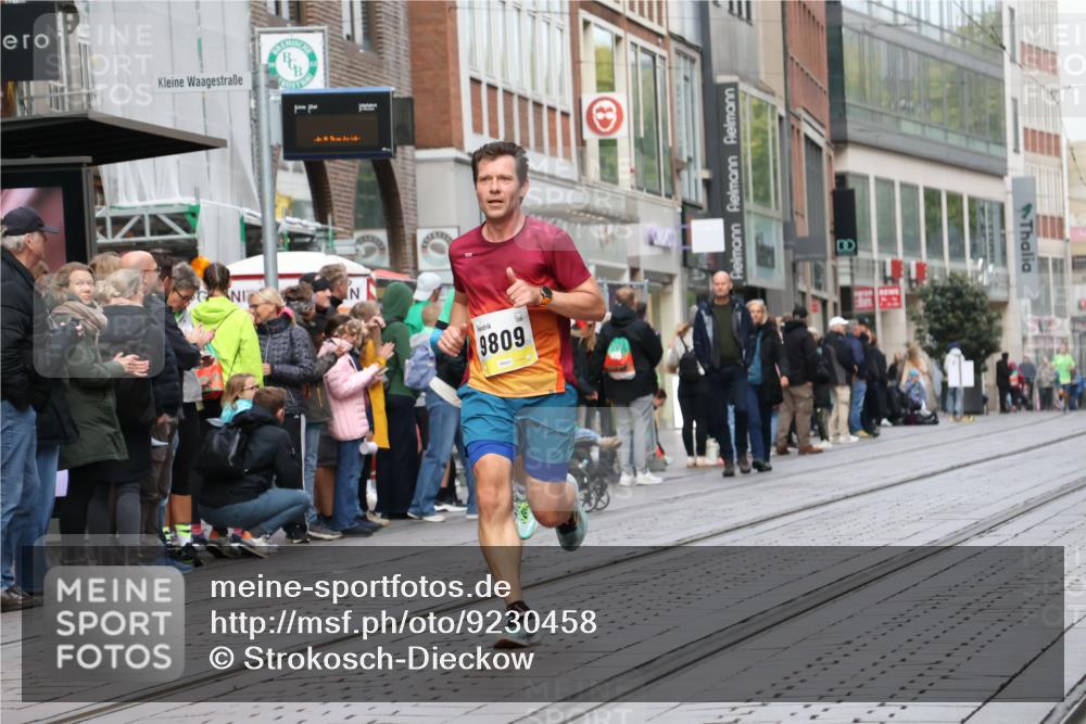 05.10.2025 - 20. swb-Marathon Bremen Strokosch-Dieckow http://msf.ph/oto/9230458 05.10.2025 10:38:05 Ziel 9809, 11430, 9809, 11430 meine-sportfotos.de