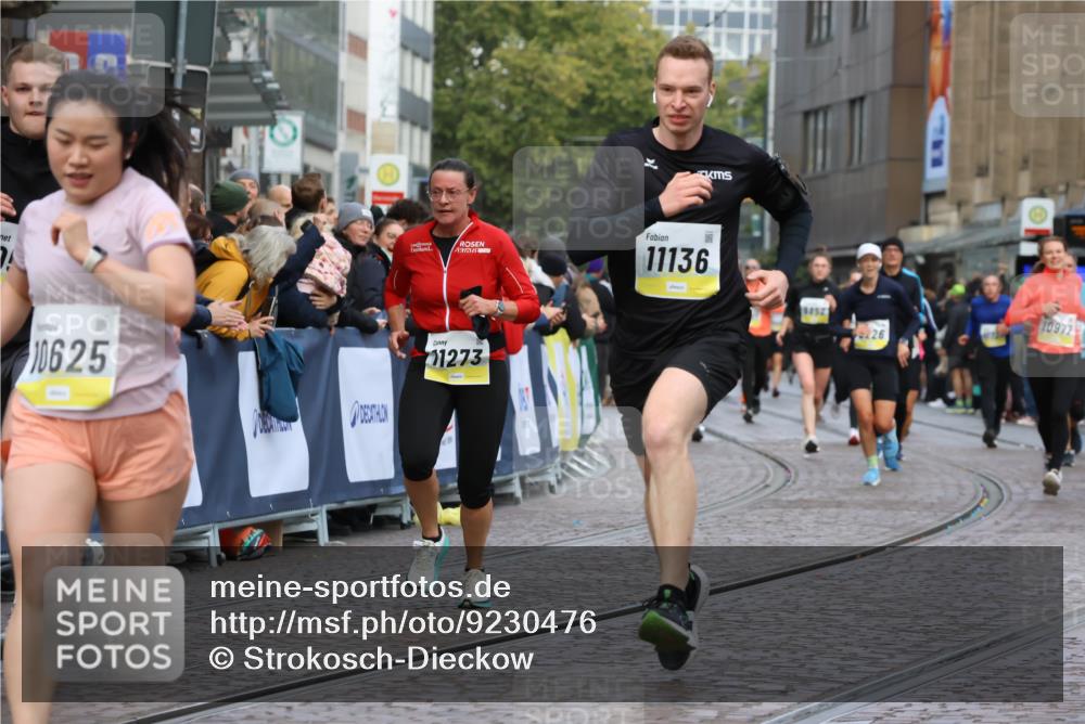 05.10.2025 - 20. swb-Marathon Bremen Strokosch-Dieckow http://msf.ph/oto/9230476 05.10.2025 10:51:59 Ziel 9683, 9939, 10380, 10581, 10625, 10817, 10977, 11136, 11273, 11325, 11394 meine-sportfotos.de