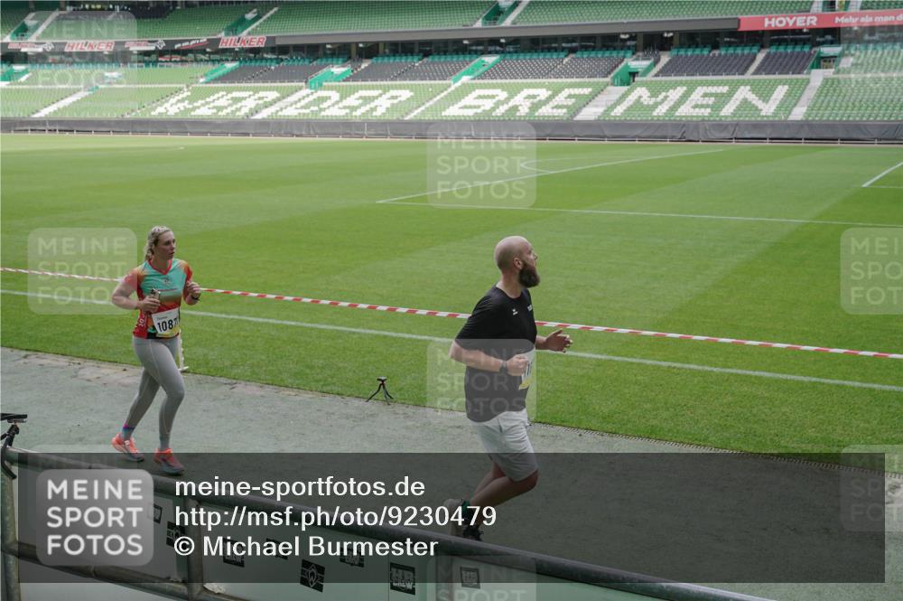05.10.2025 - 20. swb-Marathon Bremen Michael Burmester http://msf.ph/oto/9230479 05.10.2025 10:29:32 Laufen im Stadion 8787, 8866, 9014, 9218, 9233, 9369, 9385, 9428, 9437, 9478, 9485, 9555, 9556, 9578, 9579, 9583, 9626, 9627, 9630, 9641, 9674, 9689, 9693, 9696, 9704, 9729, 9740, 9761, 9889, 9924, 9929, 9958, 9969, 9986, 10062, 10073, 10089, 10118, 10170, 10381, 10400, 10534, 10601, 10685, 10715, 10723, 10726, 10733, 10799, 10868, 10877, 10888, 10929, 10932, 10951, 10968, 11005, 11022, 11057, 11119, 11187, 11208, 11288, 11292, 11637, 9404, 9562, 10109, 10519, 10875 meine-sportfotos.de
