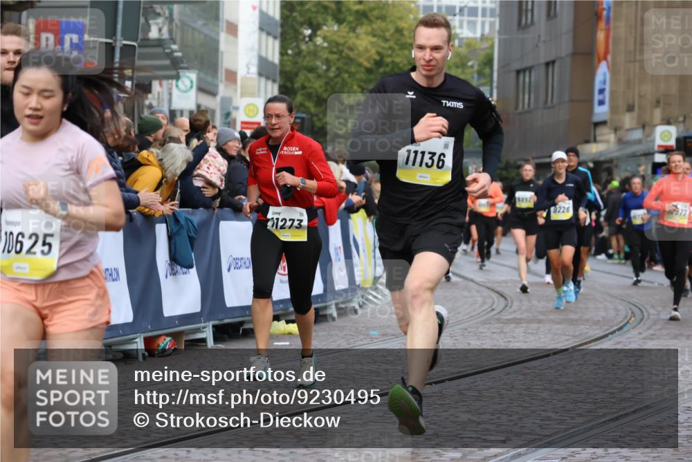 05.10.2025 - 20. swb-Marathon Bremen Strokosch-Dieckow http://msf.ph/oto/9230495 05.10.2025 10:51:59 Ziel 9683, 9939, 10380, 10581, 10625, 10817, 10977, 11136, 11273, 11325, 11394 meine-sportfotos.de