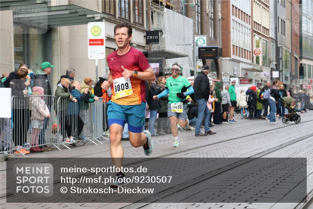 05.10.2025 - 20. swb-Marathon Bremen Strokosch-Dieckow http://msf.ph/oto/9230507 05.10.2025 10:38:07 Ziel 9809, 11430, 9809, 11430 meine-sportfotos.de