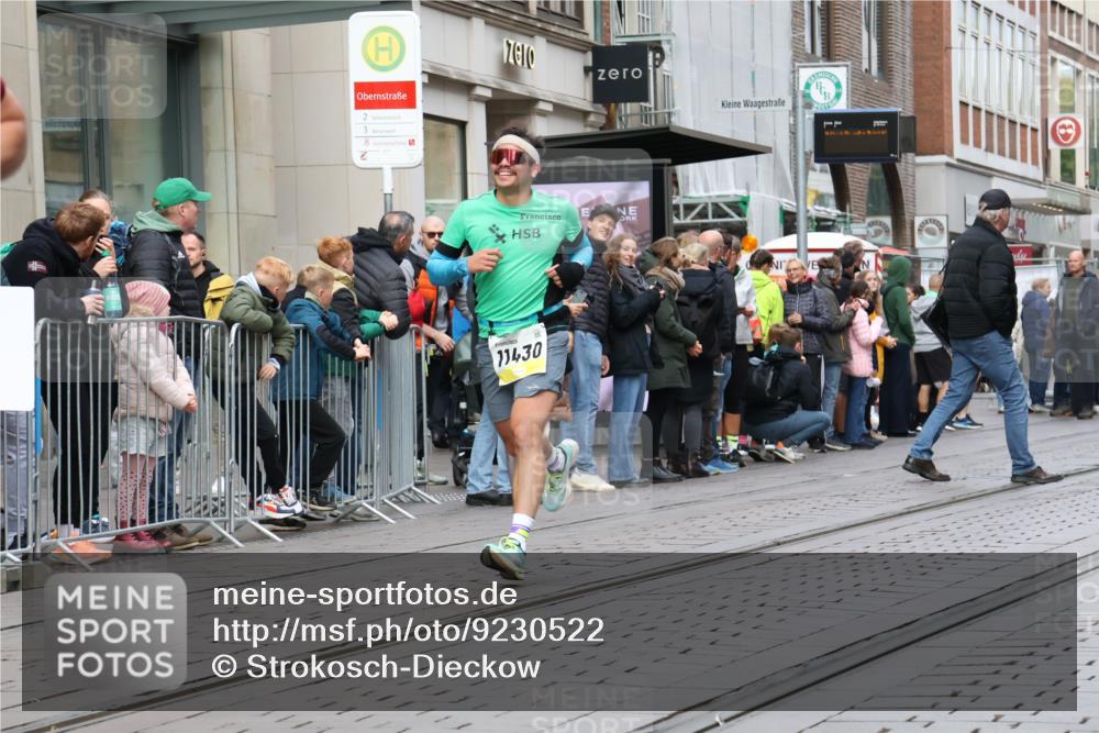 05.10.2025 - 20. swb-Marathon Bremen Strokosch-Dieckow http://msf.ph/oto/9230522 05.10.2025 10:38:08 Ziel 9809, 11430, 9809, 11430 meine-sportfotos.de
