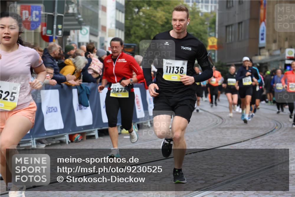 05.10.2025 - 20. swb-Marathon Bremen Strokosch-Dieckow http://msf.ph/oto/9230525 05.10.2025 10:51:59 Ziel 9683, 9939, 10380, 10581, 10625, 10817, 10977, 11136, 11273, 11325, 11394 meine-sportfotos.de