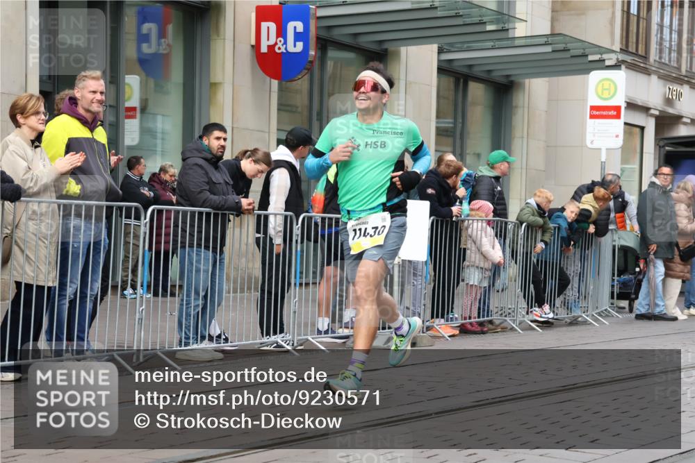 05.10.2025 - 20. swb-Marathon Bremen Strokosch-Dieckow http://msf.ph/oto/9230571 05.10.2025 10:38:09 Ziel 9809, 11430, 9809, 11430 meine-sportfotos.de