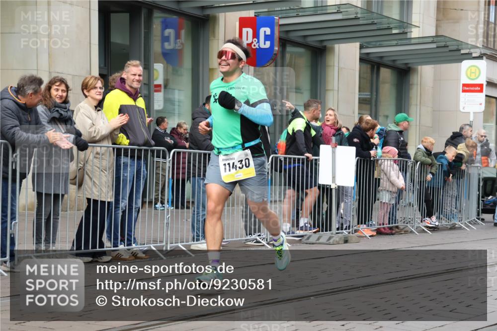 05.10.2025 - 20. swb-Marathon Bremen Strokosch-Dieckow http://msf.ph/oto/9230581 05.10.2025 10:38:09 Ziel 9809, 11430, 9809, 11430 meine-sportfotos.de