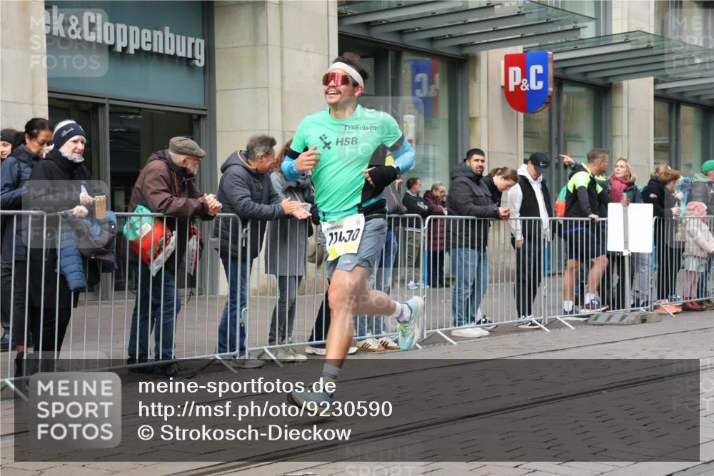 05.10.2025 - 20. swb-Marathon Bremen Strokosch-Dieckow http://msf.ph/oto/9230590 05.10.2025 10:38:10 Ziel 9809, 11430, 9809, 11430 meine-sportfotos.de