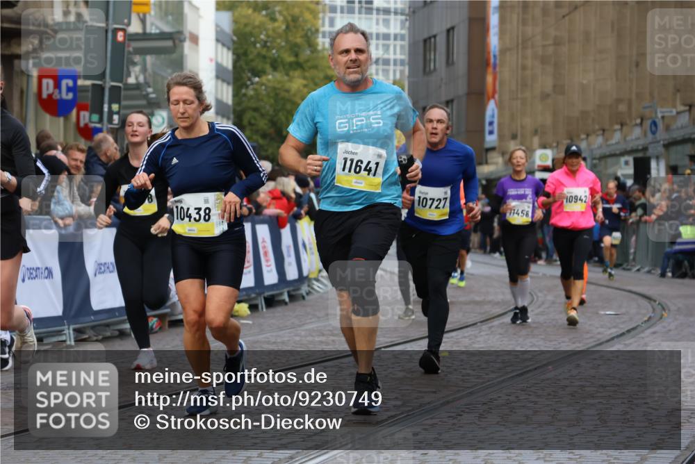 05.10.2025 - 20. swb-Marathon Bremen Strokosch-Dieckow http://msf.ph/oto/9230749 05.10.2025 10:52:10 Ziel 9196, 9226, 9852, 9955, 10038, 10240, 10438, 10668, 10727, 10900, 10927, 10942, 11458, 11491, 11641 meine-sportfotos.de