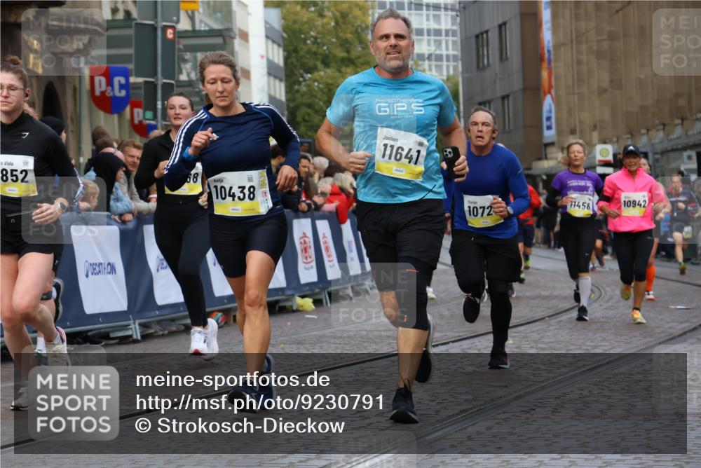 05.10.2025 - 20. swb-Marathon Bremen Strokosch-Dieckow http://msf.ph/oto/9230791 05.10.2025 10:52:10 Ziel 9196, 9226, 9852, 9955, 10038, 10240, 10438, 10668, 10727, 10900, 10927, 10942, 11458, 11491, 11641 meine-sportfotos.de