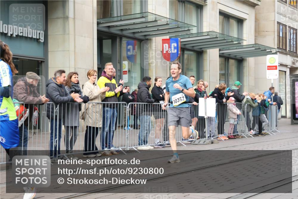 05.10.2025 - 20. swb-Marathon Bremen Strokosch-Dieckow http://msf.ph/oto/9230800 05.10.2025 10:38:36 Ziel 9341, 9403, 10352, 10409, 10517, 10847, 10862, 10967, 11132, 11594, 9341, 9403, 10352, 10409, 10517, 10847, 10862, 10967, 11132, 11594 meine-sportfotos.de
