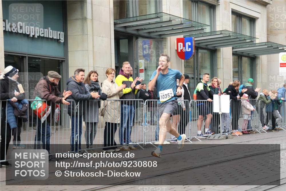 05.10.2025 - 20. swb-Marathon Bremen Strokosch-Dieckow http://msf.ph/oto/9230808 05.10.2025 10:38:37 Ziel 9341, 9403, 10352, 10409, 10517, 10847, 10967, 11132, 11594, 9341, 9403, 10352, 10409, 10517, 10847, 10967, 11132, 11594 meine-sportfotos.de