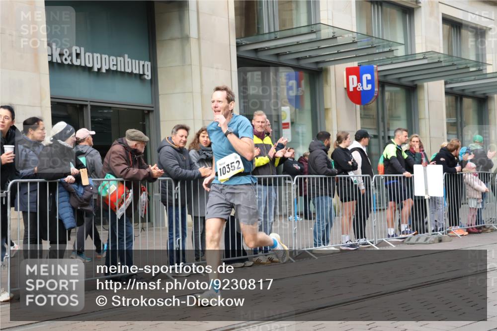 05.10.2025 - 20. swb-Marathon Bremen Strokosch-Dieckow http://msf.ph/oto/9230817 05.10.2025 10:38:37 Ziel 9341, 9403, 10352, 10409, 10517, 10847, 10967, 11132, 11594, 9341, 9403, 10352, 10409, 10517, 10847, 10967, 11132, 11594 meine-sportfotos.de