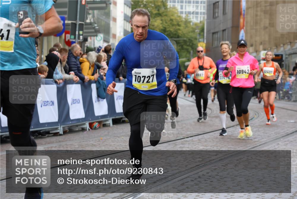 05.10.2025 - 20. swb-Marathon Bremen Strokosch-Dieckow http://msf.ph/oto/9230843 05.10.2025 10:52:12 Ziel 9196, 9226, 9852, 9955, 9987, 10038, 10240, 10438, 10668, 10727, 10900, 10927, 10942, 11128, 11458, 11491, 11641 meine-sportfotos.de