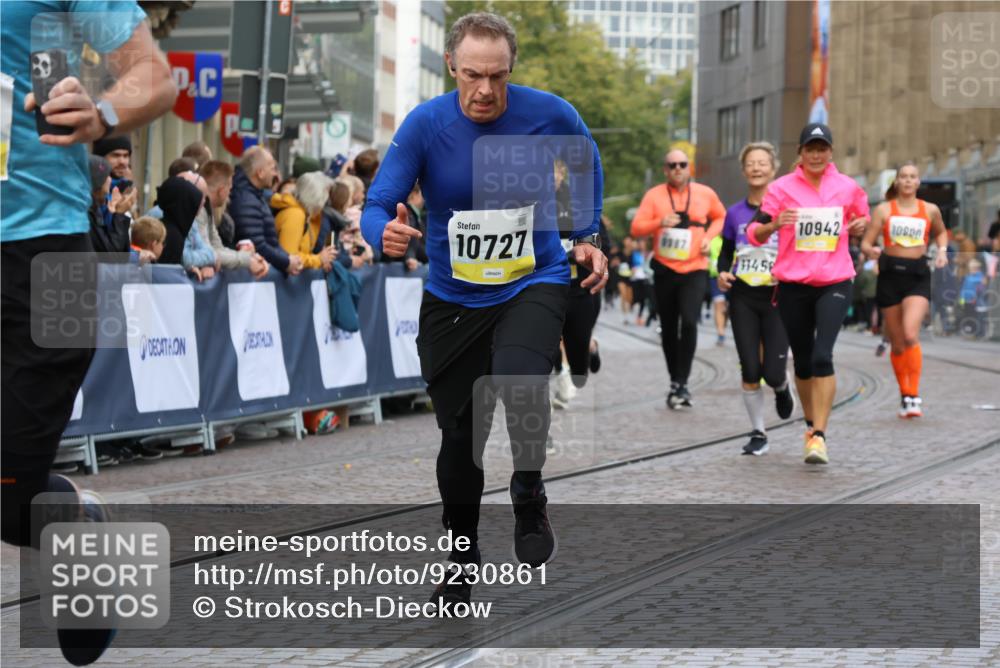 05.10.2025 - 20. swb-Marathon Bremen Strokosch-Dieckow http://msf.ph/oto/9230861 05.10.2025 10:52:12 Ziel 9196, 9226, 9852, 9955, 9987, 10038, 10240, 10438, 10668, 10727, 10900, 10927, 10942, 11128, 11458, 11491, 11641 meine-sportfotos.de
