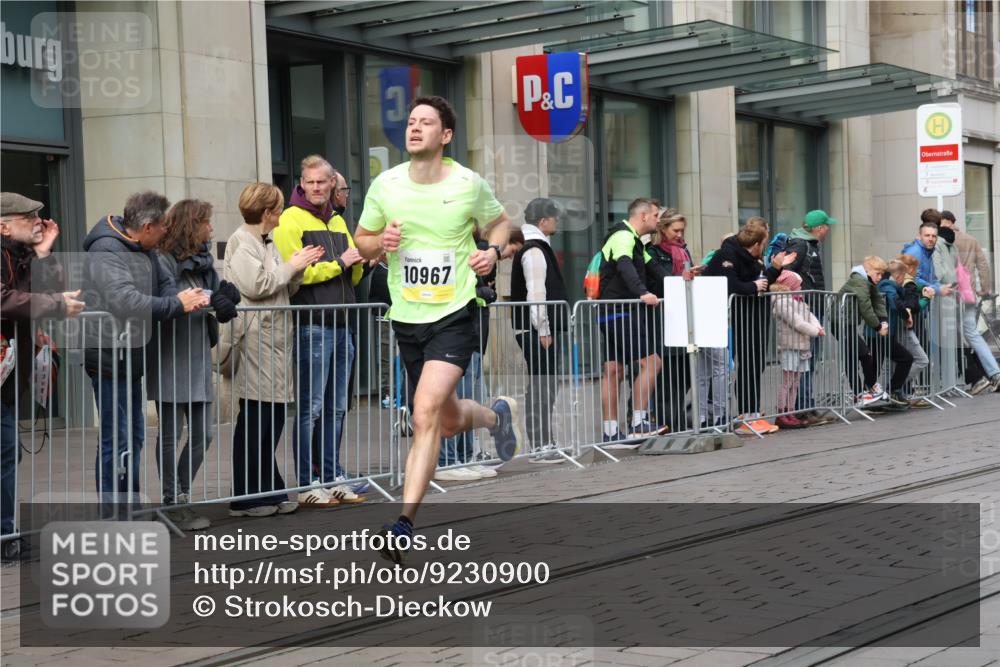 05.10.2025 - 20. swb-Marathon Bremen Strokosch-Dieckow http://msf.ph/oto/9230900 05.10.2025 10:38:42 Ziel 9403, 10847, 10967, 11594, 9403, 10847, 10967, 11594 meine-sportfotos.de