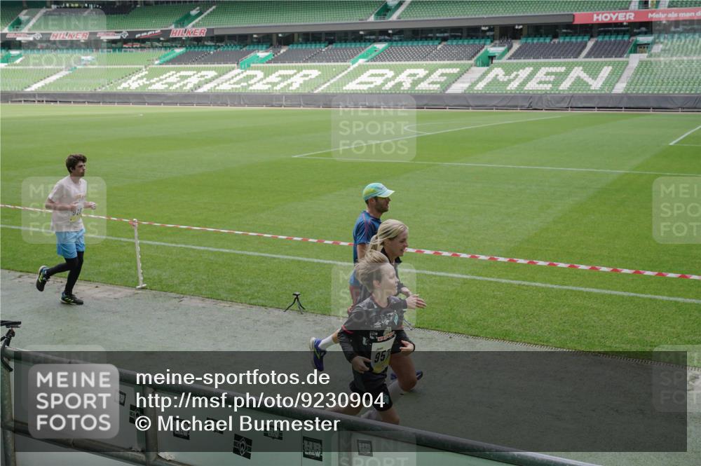05.10.2025 - 20. swb-Marathon Bremen Michael Burmester http://msf.ph/oto/9230904 05.10.2025 10:29:52 Laufen im Stadion 7202, 8787, 8866, 9014, 9199, 9233, 9255, 9259, 9261, 9369, 9385, 9428, 9435, 9437, 9452, 9485, 9555, 9578, 9579, 9583, 9630, 9658, 9674, 9689, 9696, 9704, 9729, 9740, 9761, 9803, 9832, 9889, 9924, 9929, 9958, 9975, 9986, 10073, 10089, 10118, 10170, 10246, 10376, 10400, 10432, 10534, 10548, 10601, 10673, 10685, 10715, 10723, 10726, 10733, 10781, 10868, 10873, 10877, 10923, 10929, 10932, 10951, 10968, 11005, 11022, 11091, 11177, 11187, 11208, 11288, 11298, 9556 meine-sportfotos.de