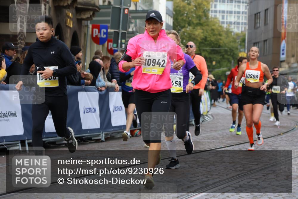 05.10.2025 - 20. swb-Marathon Bremen Strokosch-Dieckow http://msf.ph/oto/9230926 05.10.2025 10:52:15 Ziel 9584, 9852, 9955, 9987, 10038, 10668, 10719, 10900, 10927, 10942, 11128, 11458, 11491, 11665 meine-sportfotos.de