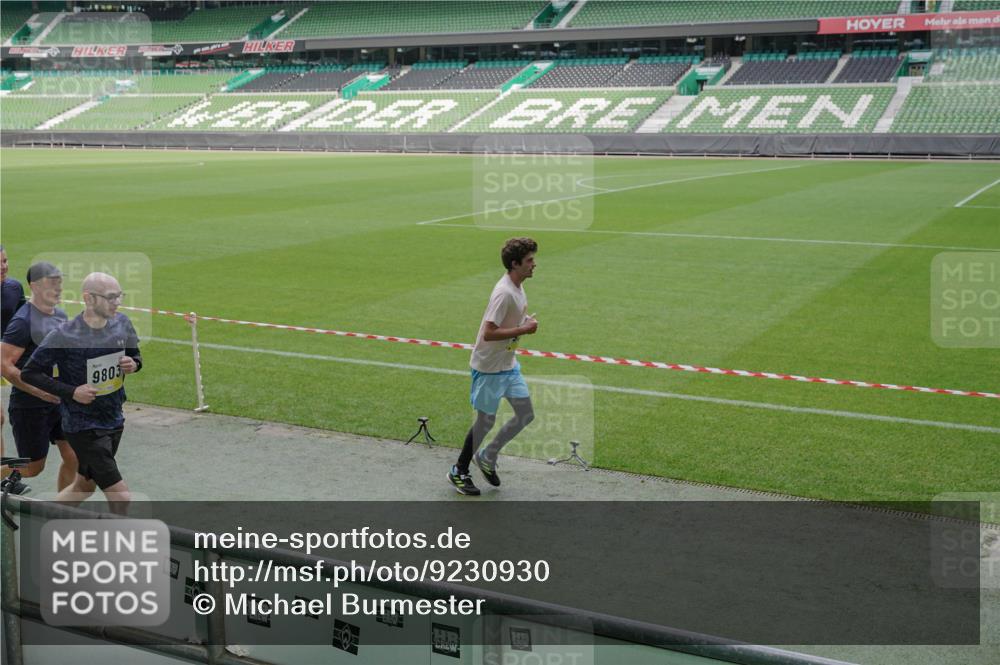 05.10.2025 - 20. swb-Marathon Bremen Michael Burmester http://msf.ph/oto/9230930 05.10.2025 10:29:53 Laufen im Stadion 7202, 8787, 8866, 9014, 9199, 9233, 9255, 9259, 9261, 9369, 9385, 9428, 9435, 9437, 9452, 9485, 9555, 9578, 9579, 9583, 9630, 9658, 9674, 9689, 9696, 9704, 9729, 9740, 9761, 9803, 9832, 9889, 9924, 9929, 9958, 9975, 9986, 10073, 10089, 10118, 10170, 10246, 10376, 10400, 10432, 10443, 10534, 10548, 10601, 10673, 10685, 10715, 10723, 10726, 10733, 10781, 10868, 10873, 10877, 10923, 10929, 10932, 10951, 10968, 11005, 11022, 11091, 11177, 11187, 11208, 11288, 11298, 9556 meine-sportfotos.de