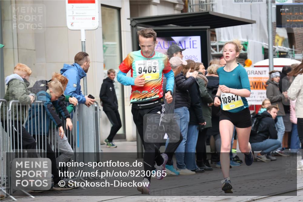 05.10.2025 - 20. swb-Marathon Bremen Strokosch-Dieckow http://msf.ph/oto/9230965 05.10.2025 10:38:53 Ziel 7111, 9239, 9403, 9863, 10847, 10908, 11067, 11343, 11594, 7111, 9239, 9403, 9863, 10847, 10908, 11067, 11343, 11594 meine-sportfotos.de
