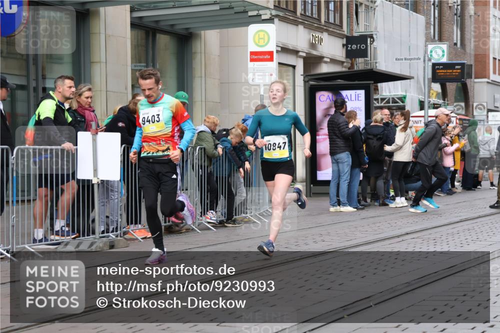05.10.2025 - 20. swb-Marathon Bremen Strokosch-Dieckow http://msf.ph/oto/9230993 05.10.2025 10:38:54 Ziel 7111, 9239, 9403, 9863, 10847, 10908, 11067, 11343, 11594, 7111, 9239, 9403, 9863, 10847, 10908, 11067, 11343, 11594 meine-sportfotos.de