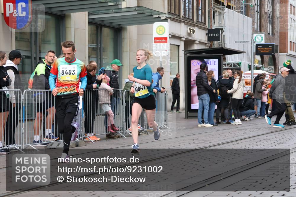05.10.2025 - 20. swb-Marathon Bremen Strokosch-Dieckow http://msf.ph/oto/9231002 05.10.2025 10:38:54 Ziel 7111, 9239, 9403, 9863, 10847, 10908, 11067, 11343, 11594, 7111, 9239, 9403, 9863, 10847, 10908, 11067, 11343, 11594 meine-sportfotos.de