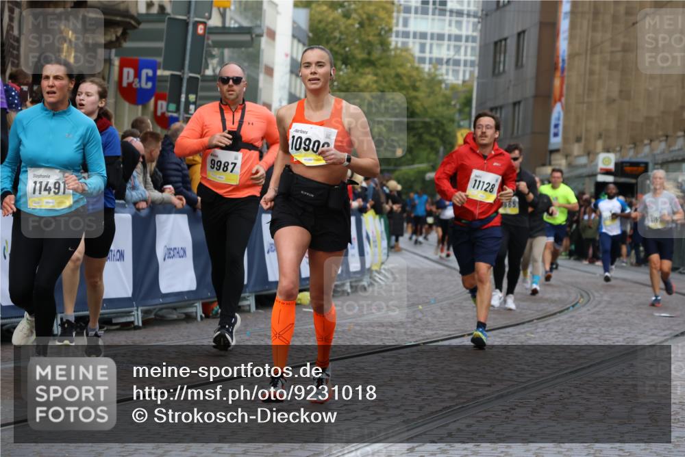 05.10.2025 - 20. swb-Marathon Bremen Strokosch-Dieckow http://msf.ph/oto/9231018 05.10.2025 10:52:16 Ziel 9584, 9955, 9987, 10038, 10507, 10719, 10900, 10927, 10942, 11128, 11458, 11491, 11665 meine-sportfotos.de
