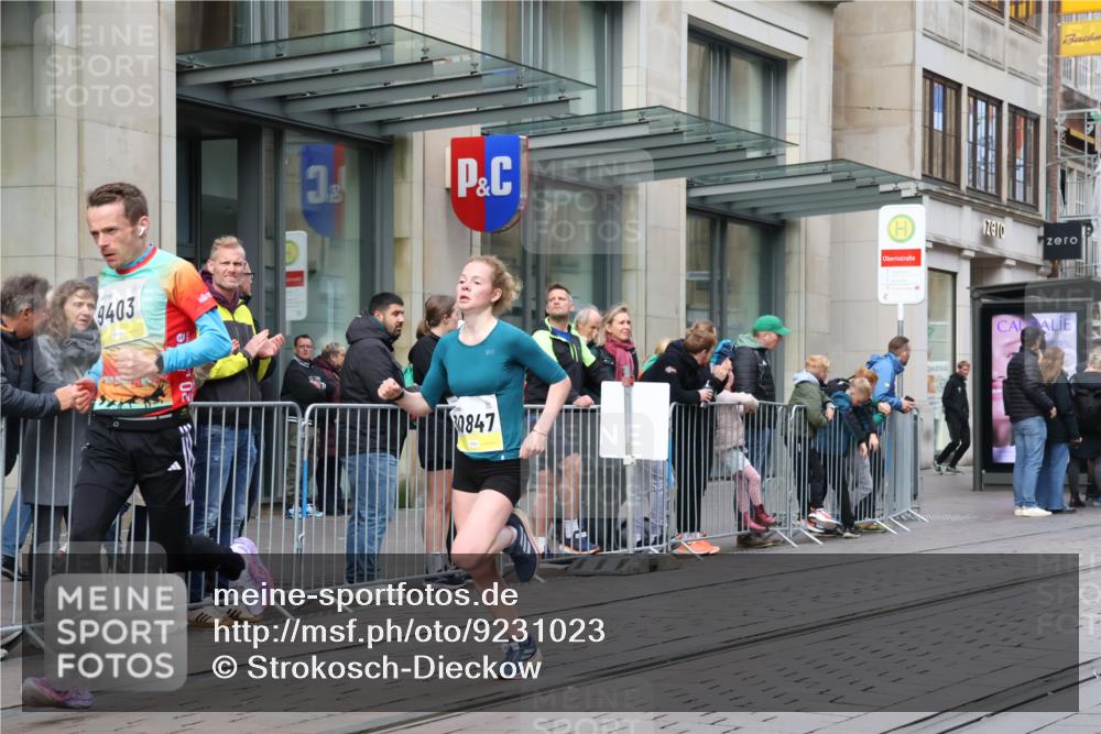 05.10.2025 - 20. swb-Marathon Bremen Strokosch-Dieckow http://msf.ph/oto/9231023 05.10.2025 10:38:55 Ziel 7111, 9239, 9403, 9863, 10847, 10908, 11067, 11343, 11594, 7111, 9239, 9403, 9863, 10847, 10908, 11067, 11343, 11594 meine-sportfotos.de