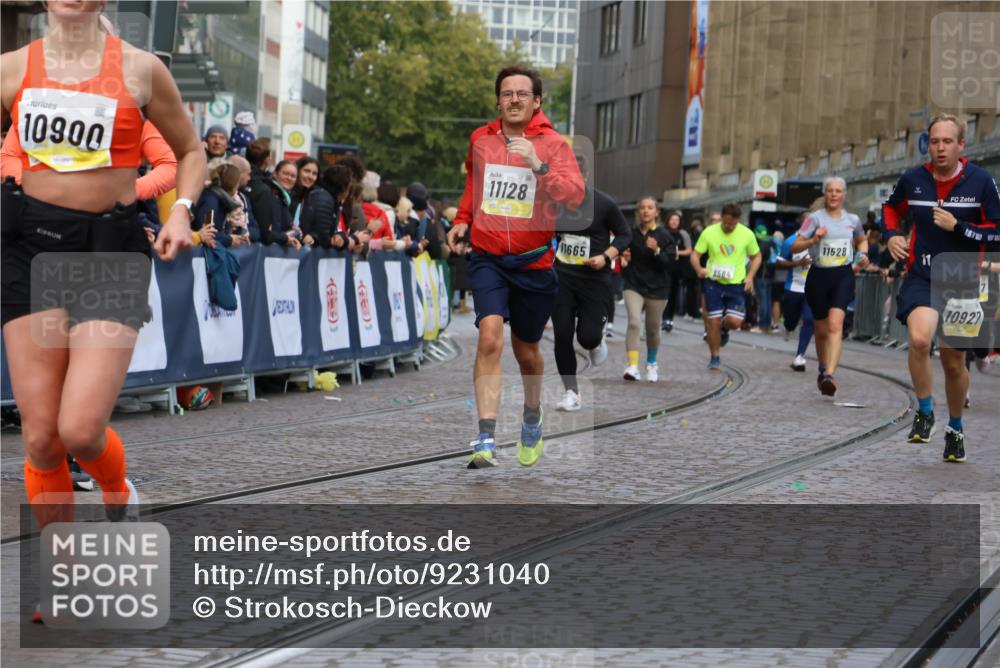 05.10.2025 - 20. swb-Marathon Bremen Strokosch-Dieckow http://msf.ph/oto/9231040 05.10.2025 10:52:17 Ziel 9584, 9955, 9987, 10038, 10507, 10719, 10900, 10927, 10942, 11128, 11458, 11491, 11665 meine-sportfotos.de