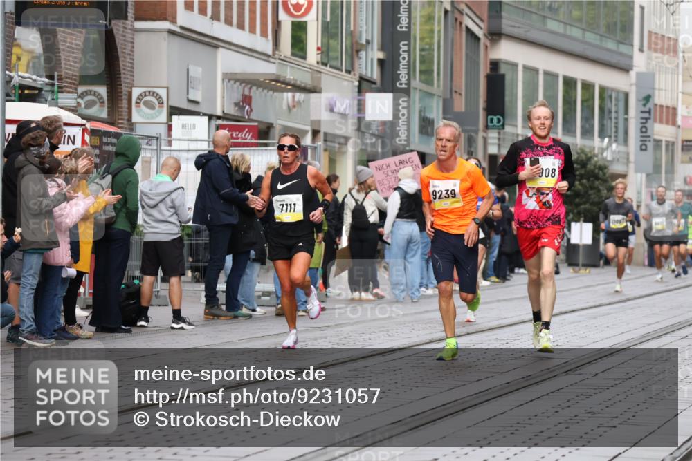 05.10.2025 - 20. swb-Marathon Bremen Strokosch-Dieckow http://msf.ph/oto/9231057 05.10.2025 10:39:02 Ziel 7111, 9239, 9671, 9863, 10908, 11067, 11343, 11474, 7111, 9239, 9671, 9863, 10908, 11067, 11343, 11474 meine-sportfotos.de