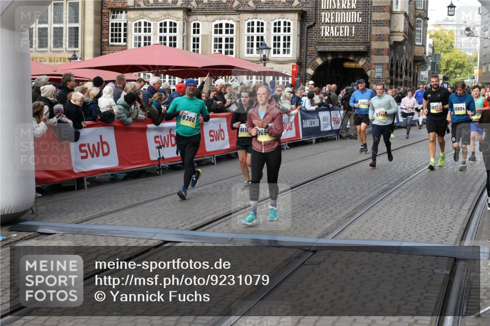 05.10.2025 - 20. swb-Marathon Bremen Yannick Fuchs http://msf.ph/oto/9231079 05.10.2025 11:02:51 Ziel 9331, 9360, 9516, 9841, 10129, 10510, 10530, 10803, 10804, 10825, 10826, 11024 meine-sportfotos.de
