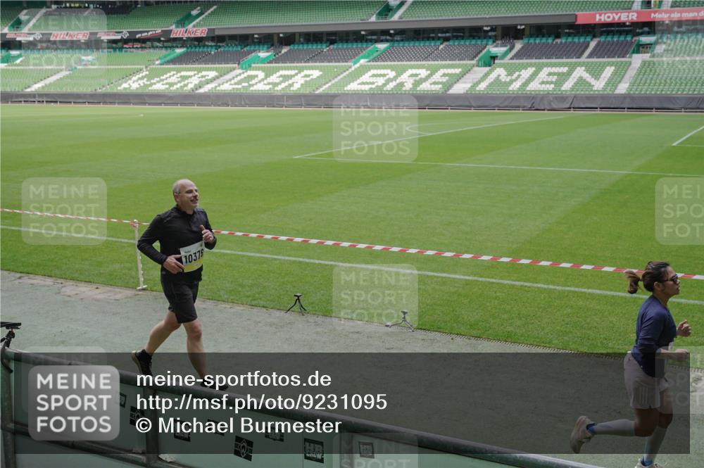 05.10.2025 - 20. swb-Marathon Bremen Michael Burmester http://msf.ph/oto/9231095 05.10.2025 10:29:59 Laufen im Stadion 7202, 8787, 8866, 9014, 9199, 9233, 9240, 9255, 9259, 9261, 9369, 9385, 9435, 9437, 9452, 9485, 9555, 9578, 9579, 9583, 9630, 9658, 9674, 9689, 9696, 9704, 9740, 9761, 9803, 9832, 9889, 9924, 9929, 9958, 9975, 10022, 10073, 10118, 10159, 10170, 10221, 10246, 10376, 10392, 10400, 10432, 10443, 10534, 10548, 10601, 10673, 10685, 10715, 10726, 10781, 10868, 10873, 10877, 10923, 10932, 10951, 10968, 11005, 11022, 11091, 11177, 11208, 11288, 11298, 11319, 9556 meine-sportfotos.de