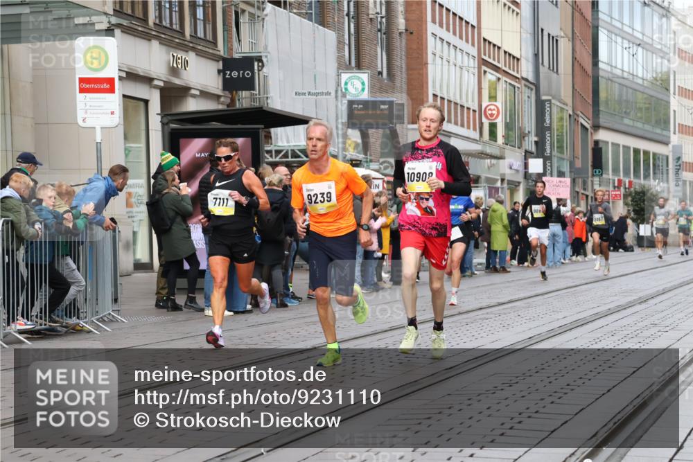 05.10.2025 - 20. swb-Marathon Bremen Strokosch-Dieckow http://msf.ph/oto/9231110 05.10.2025 10:39:06 Ziel 7111, 9239, 9289, 9671, 9863, 10525, 10908, 11067, 11343, 11418, 11474, 7111, 9239, 9289, 9671, 9863, 10525, 10908, 11067, 11343, 11418, 11474 meine-sportfotos.de