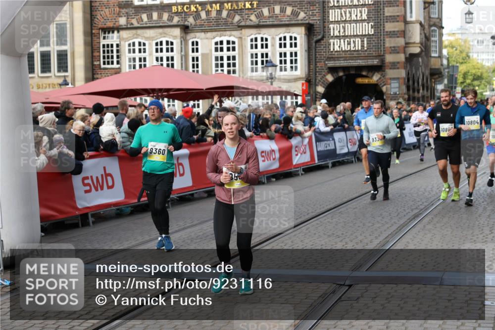 05.10.2025 - 20. swb-Marathon Bremen Yannick Fuchs http://msf.ph/oto/9231116 05.10.2025 11:02:51 Ziel 9331, 9360, 9516, 9841, 10129, 10510, 10530, 10803, 10804, 10825, 10826, 11024 meine-sportfotos.de