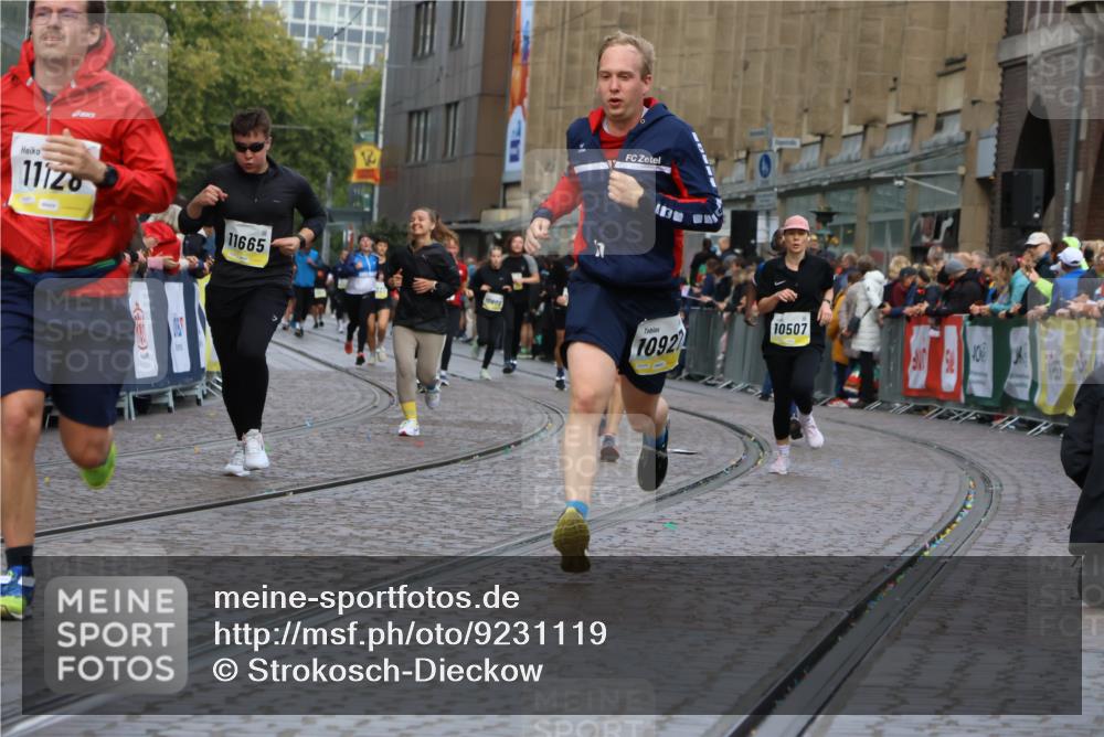 05.10.2025 - 20. swb-Marathon Bremen Strokosch-Dieckow http://msf.ph/oto/9231119 05.10.2025 10:52:19 Ziel 9172, 9584, 9955, 9987, 10507, 10719, 10900, 10927, 11128, 11458, 11491, 11528, 11665 meine-sportfotos.de