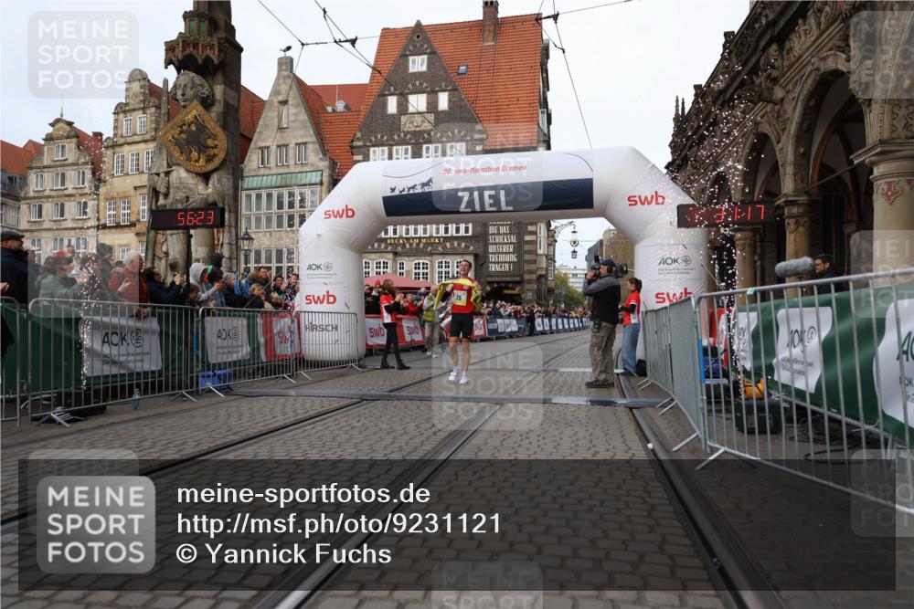 05.10.2025 - 20. swb-Marathon Bremen Yannick Fuchs http://msf.ph/oto/9231121 05.10.2025 10:27:13 Ziel 35 meine-sportfotos.de